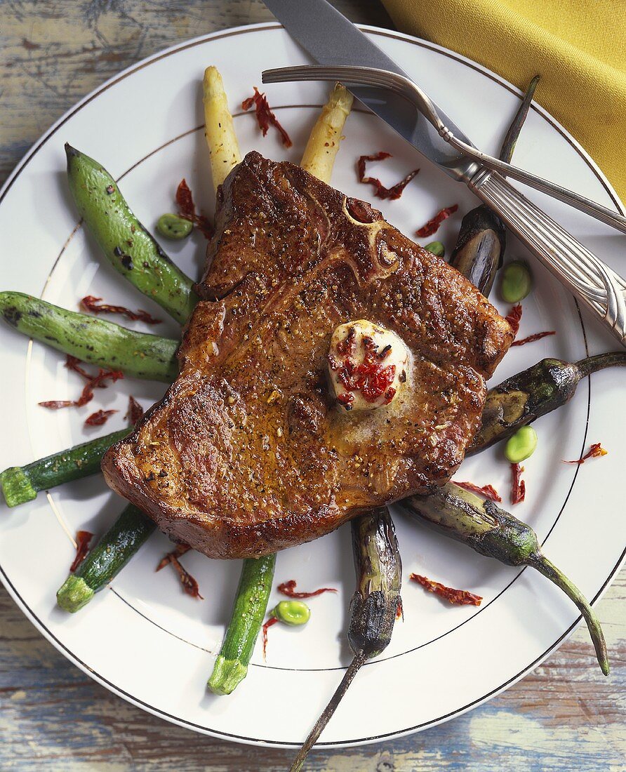 Gebratenes Steak mit Butter und Chili auf Gemüse