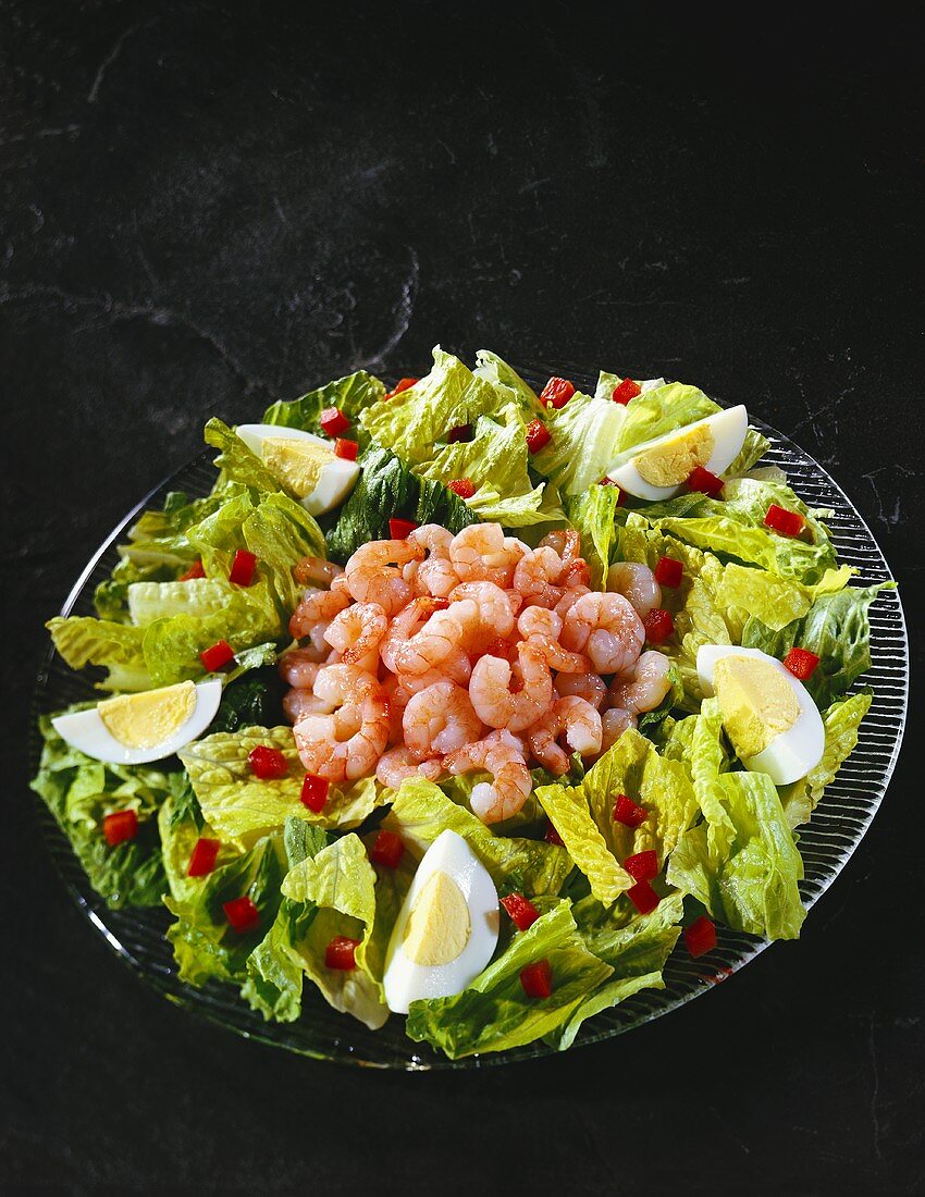 Blattsalat mit Shrimps und gekochten Eiern