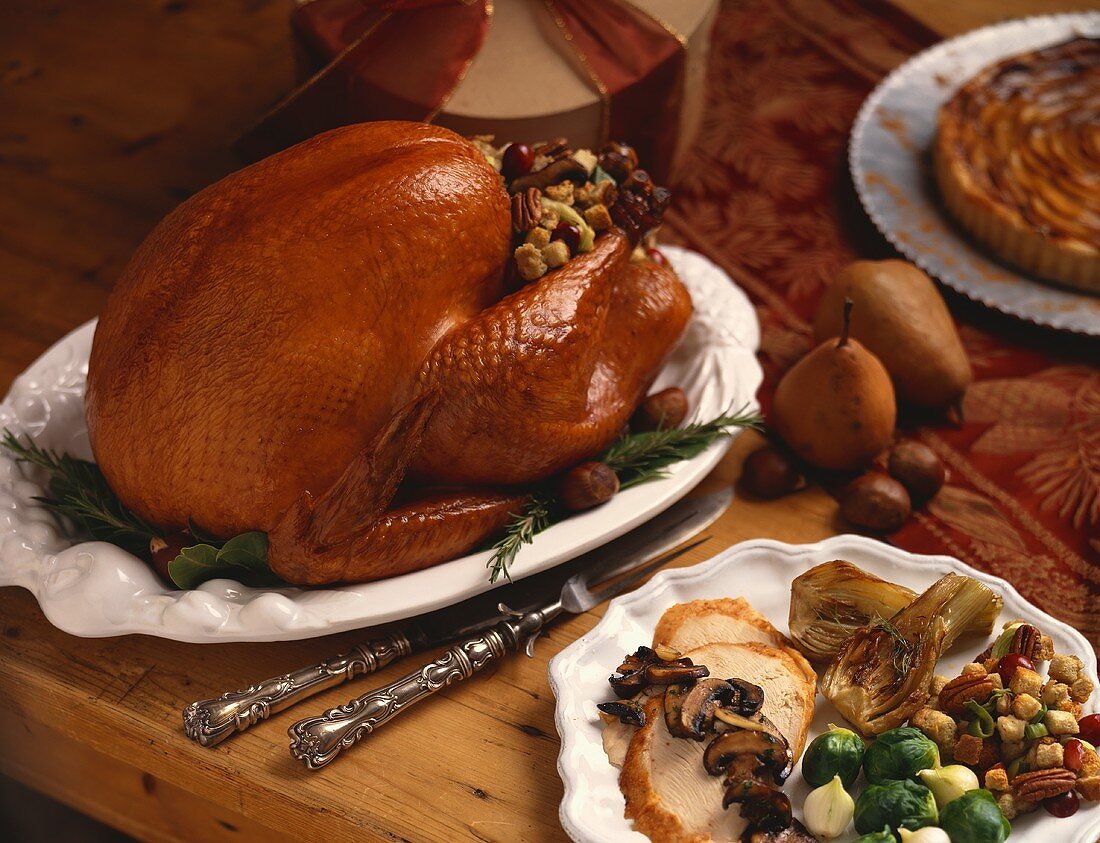 Gefüllter Truthahn mit Beilagen zu Thanksgiving