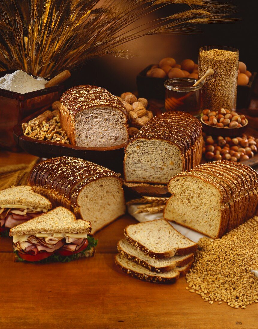 Verschiedene Brotscheiben mit Getreide, Nüssen und Sandwiches