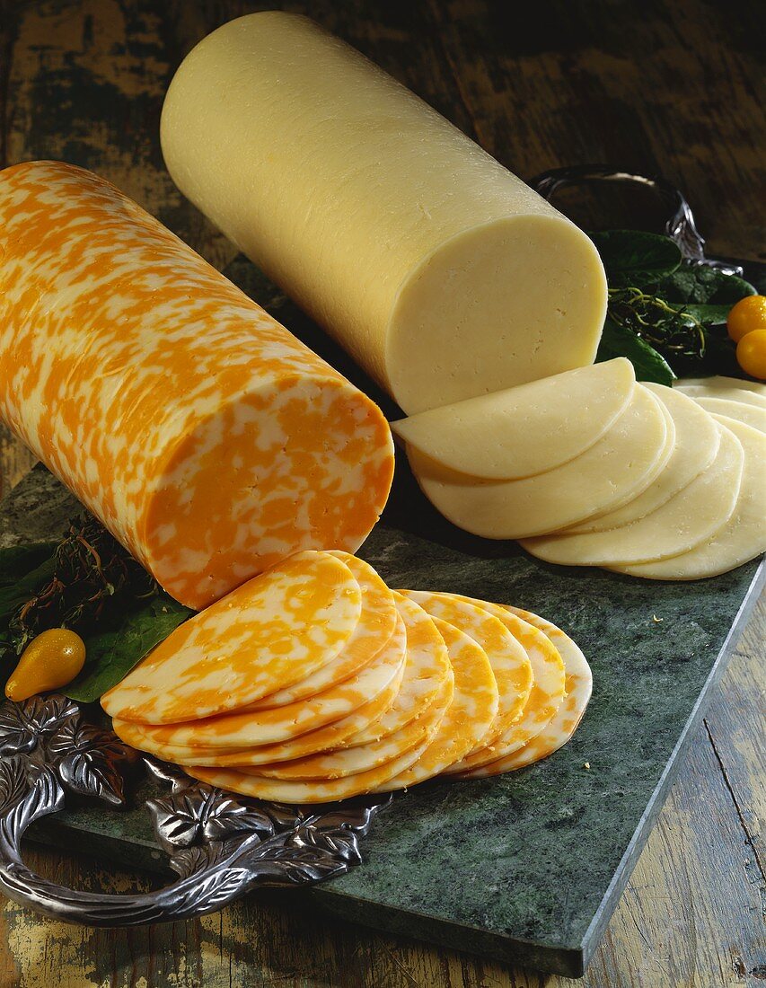 Zwei verschiedene Käserollen mit Käsescheiben