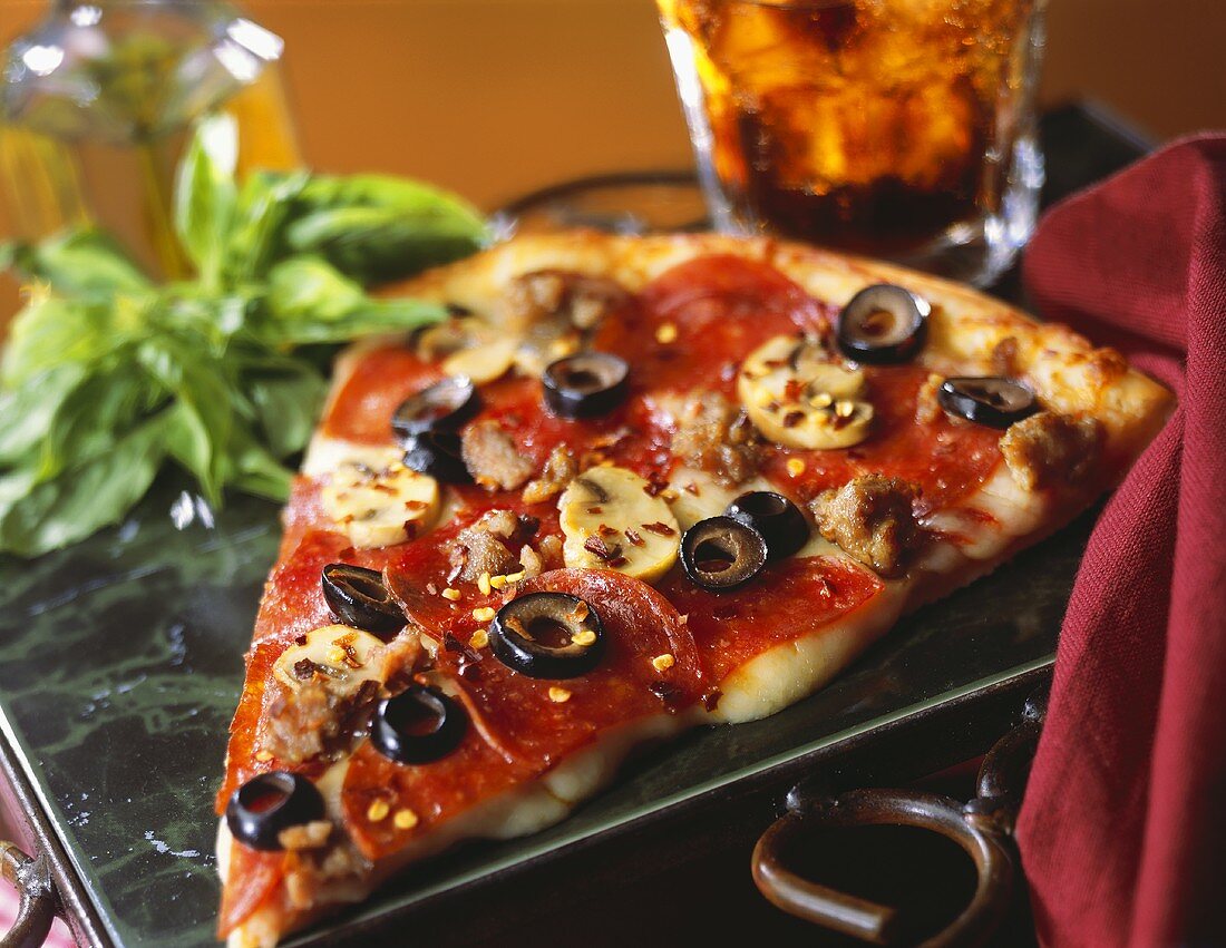 Stück Salami-Pizza mit Peperoni, Oliven und Pilzen