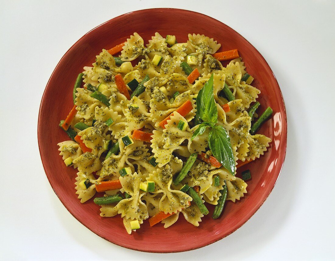 Ein Teller Farfalle mit Pesto, Bohnen und Karotten