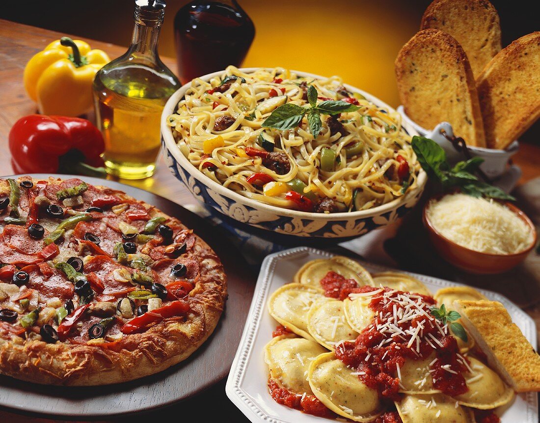Verschiedene italienische Gerichte: Nudeln, Pizza und Ravioli