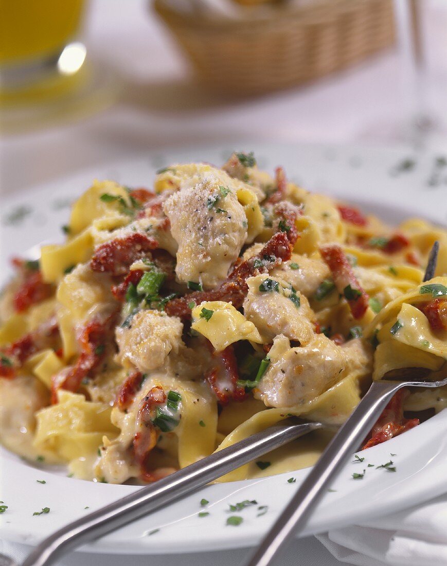 Bandnudeln mit Hähnchen, getrockneten Tomaten und Sahnesauce