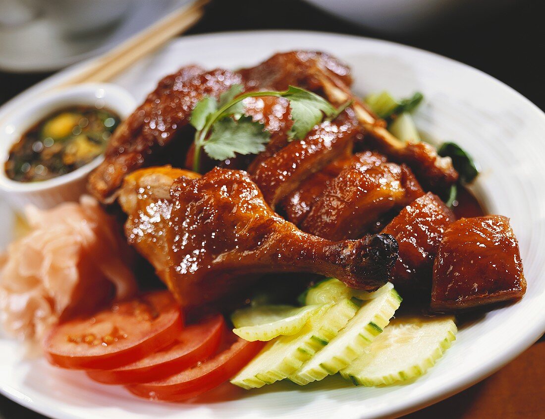 Glasierte Hähnchen mit Gurken und Tomaten auf asiatische Art