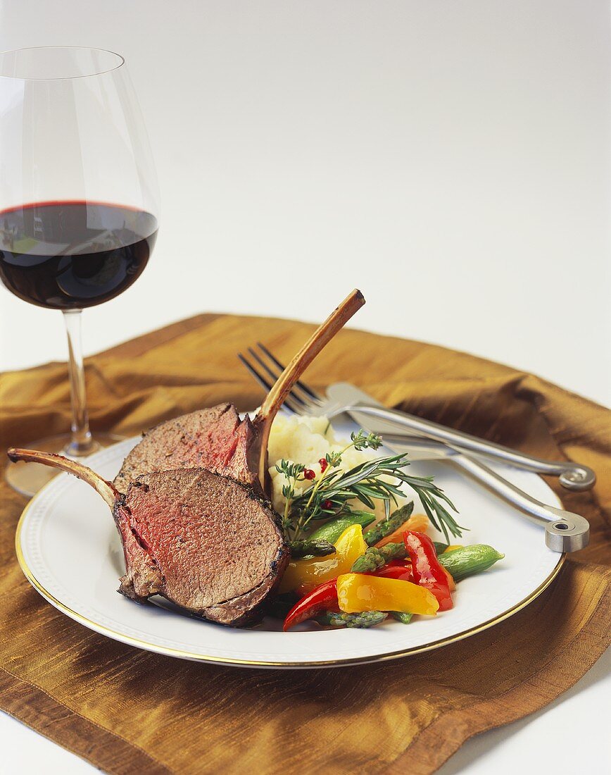 Lamb chops with vegetables and red wine