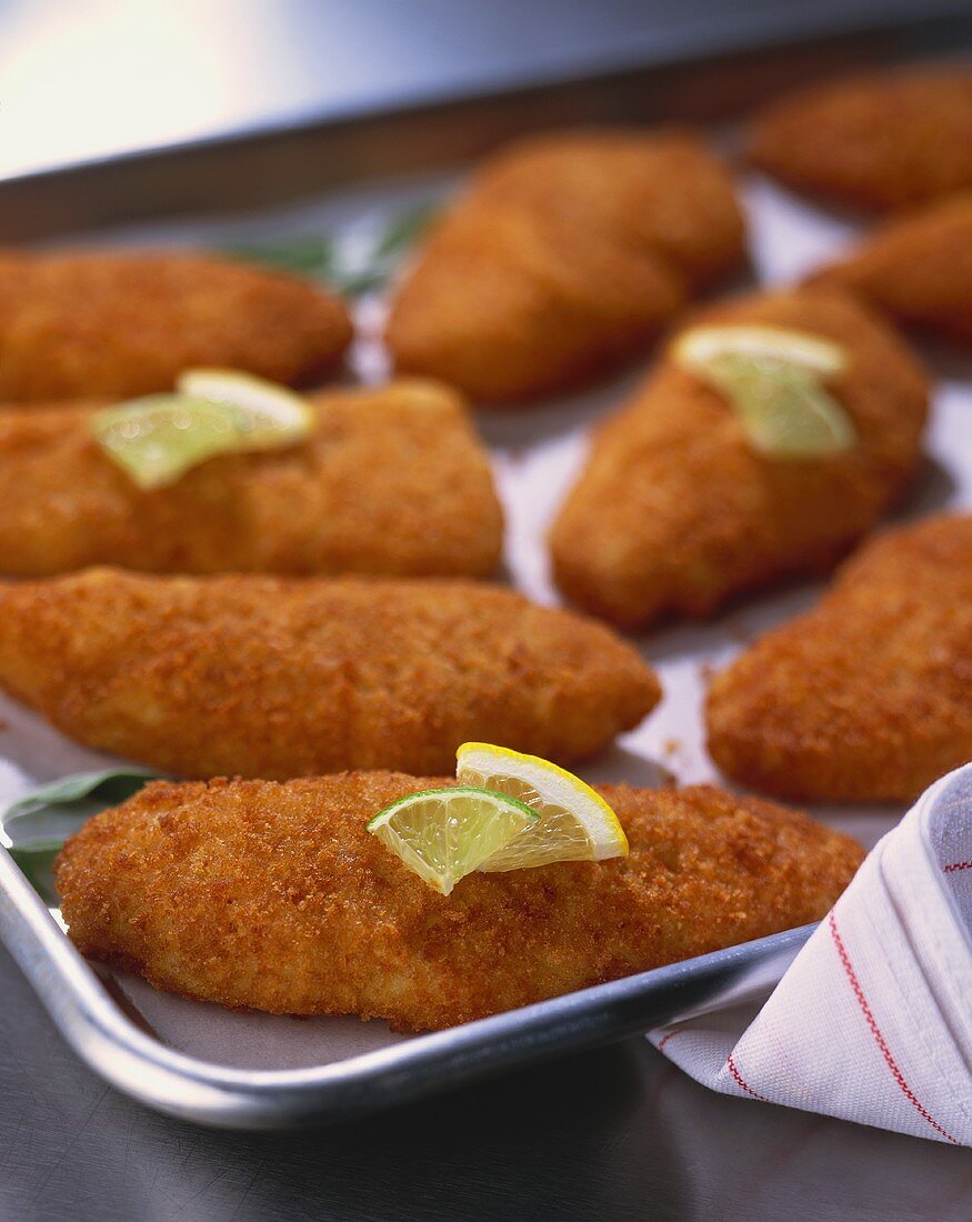 Panierte Fischfilets auf Backblech