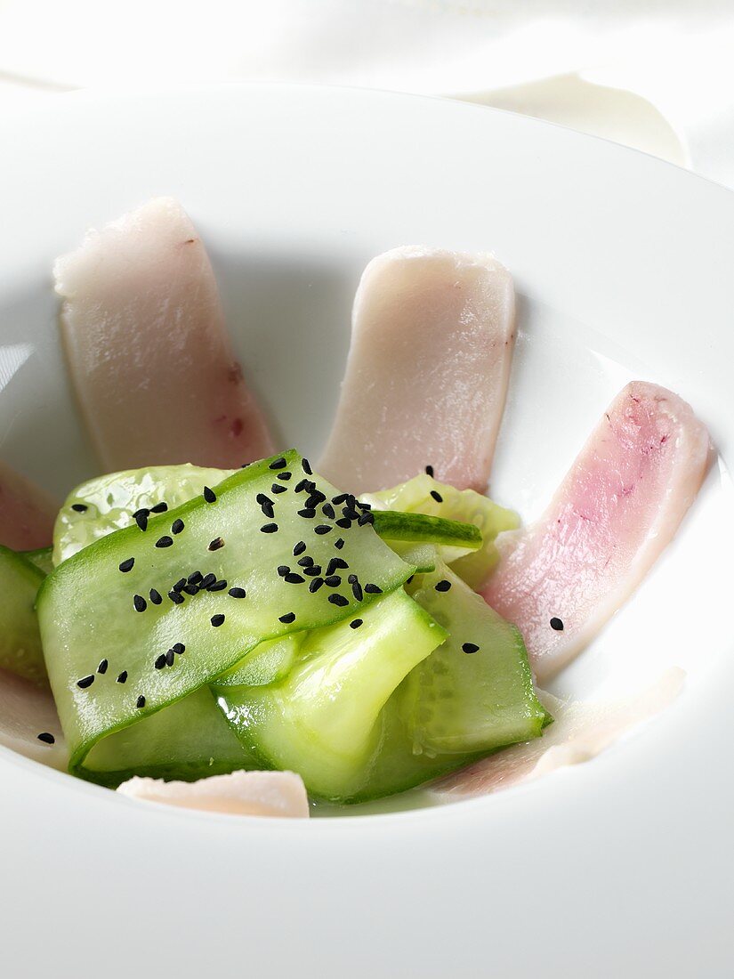 Schwertfisch mit Gurkensalat und schwarzem Sesam