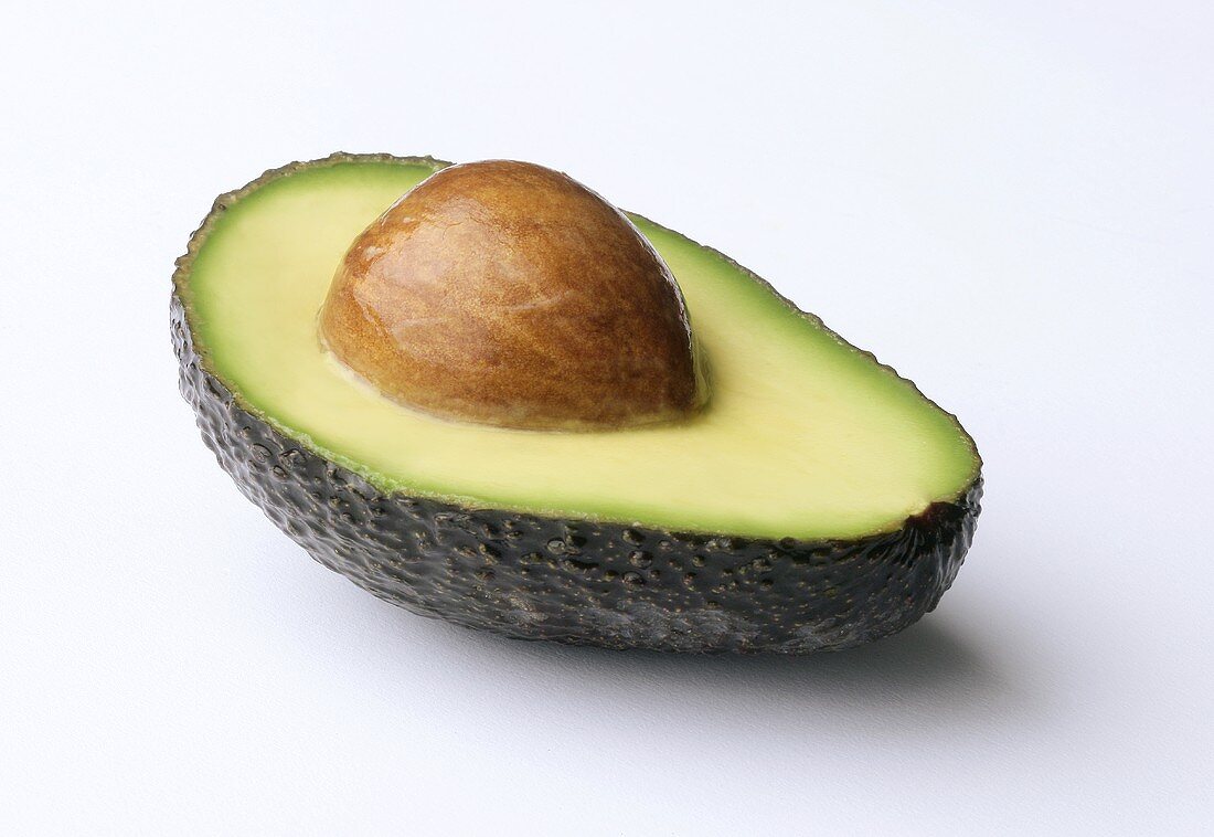 Eine halbe Avocado mit Stein