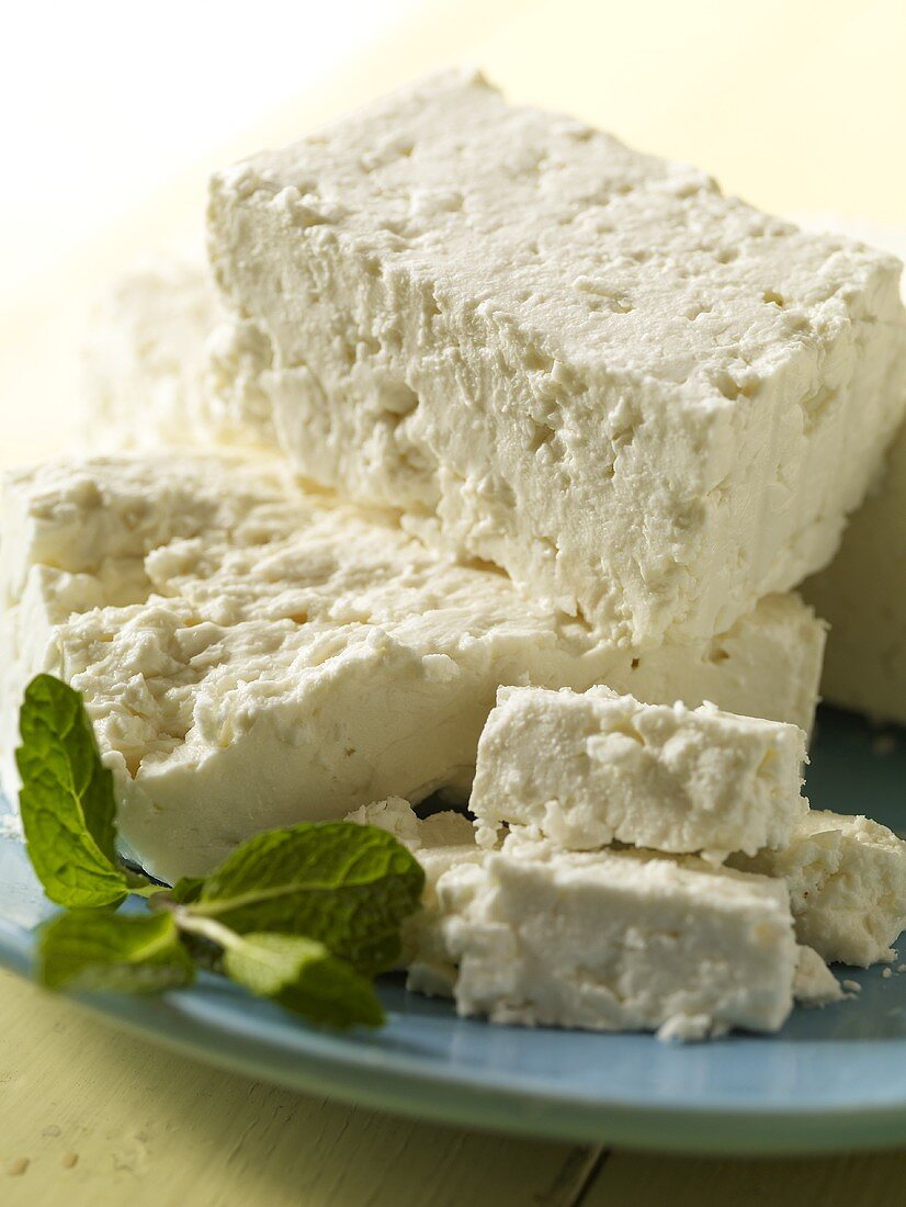 Feta auf blauem Teller