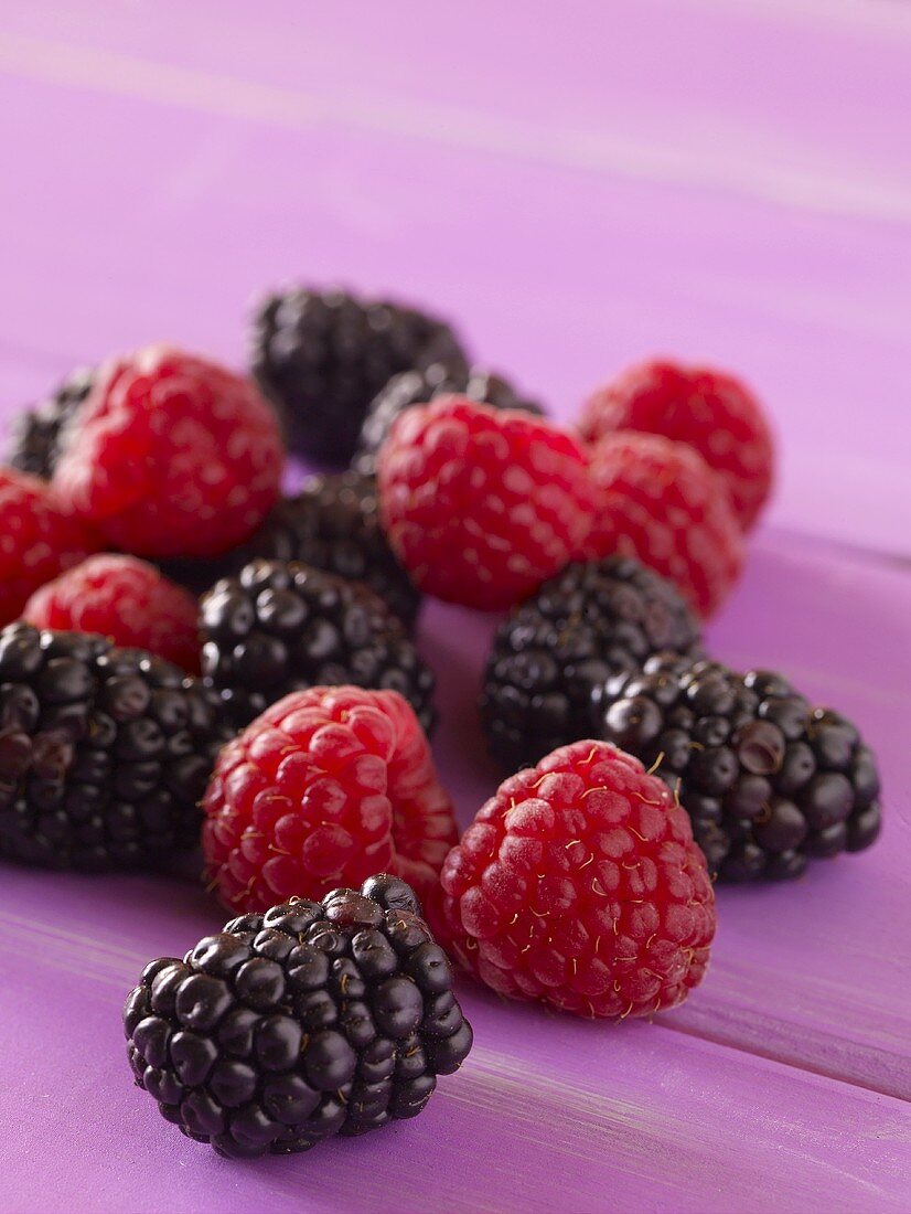 Frische Himbeeren und Brombeeren