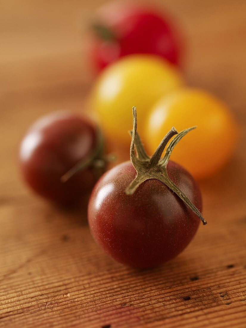 Kirschtomaten auf Holzuntergrund