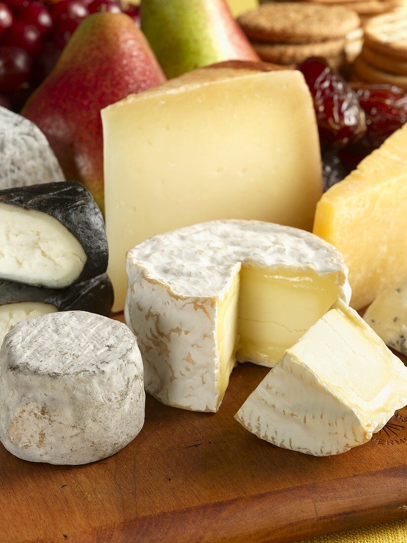 Verschiedene Käse und Obst