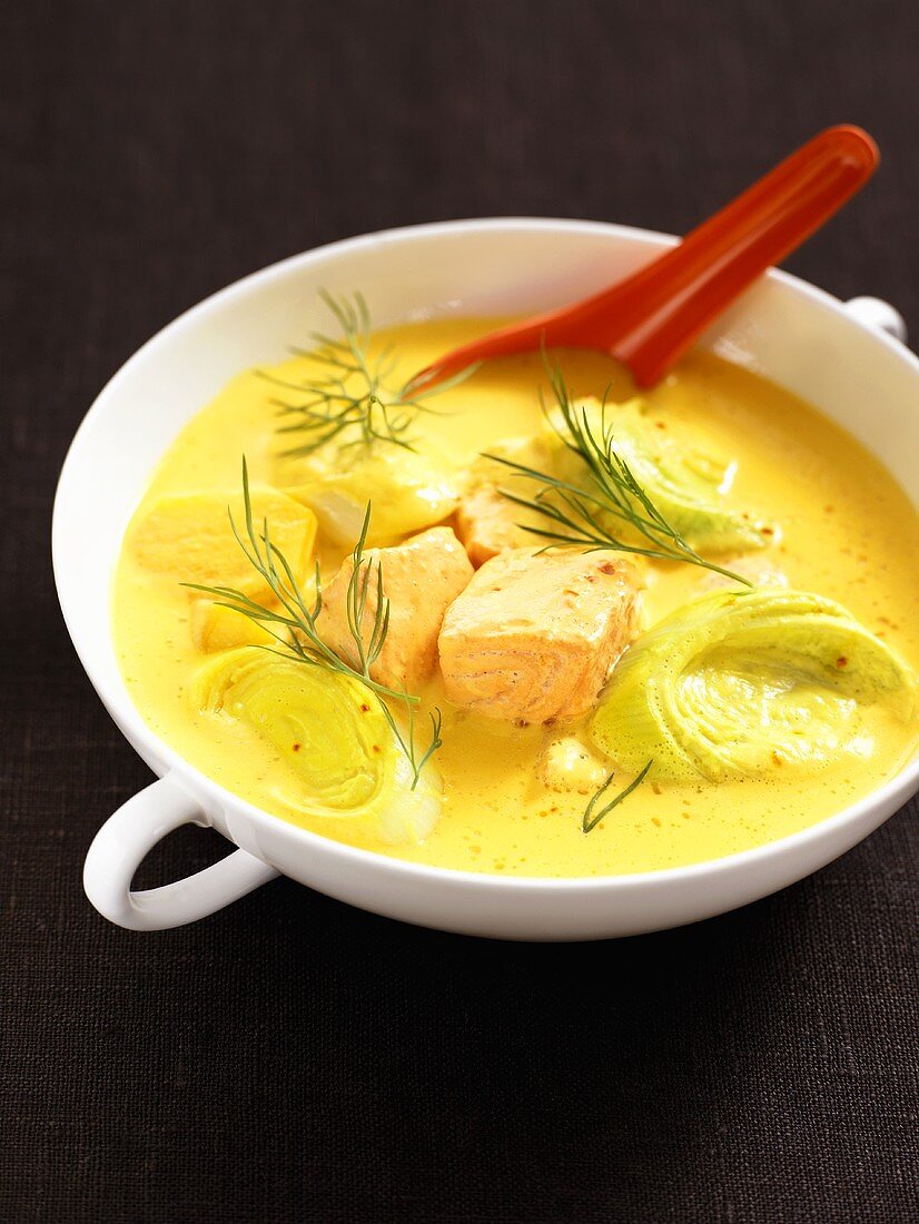 Salmon soup with leek and dill
