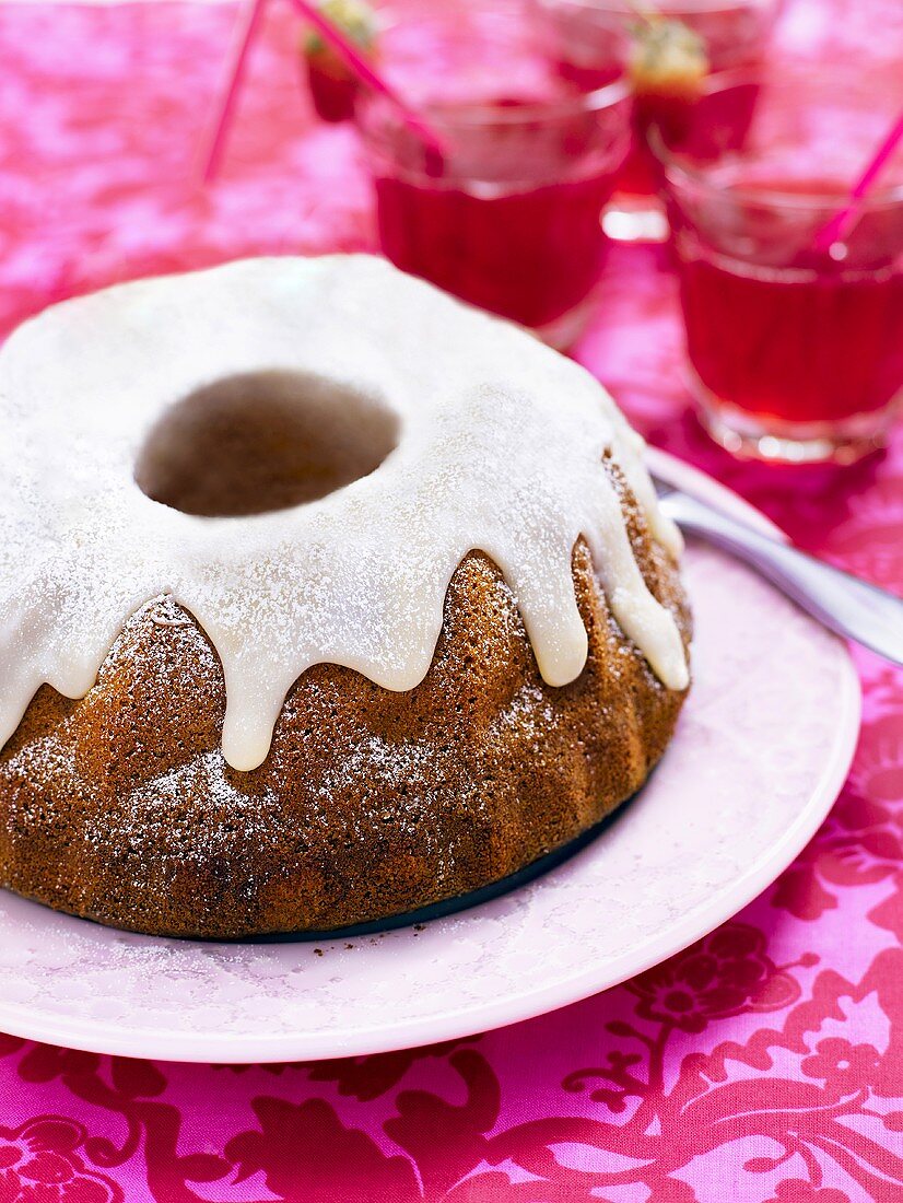 Napfkuchen mit Zuckerglasur und Puderzucker