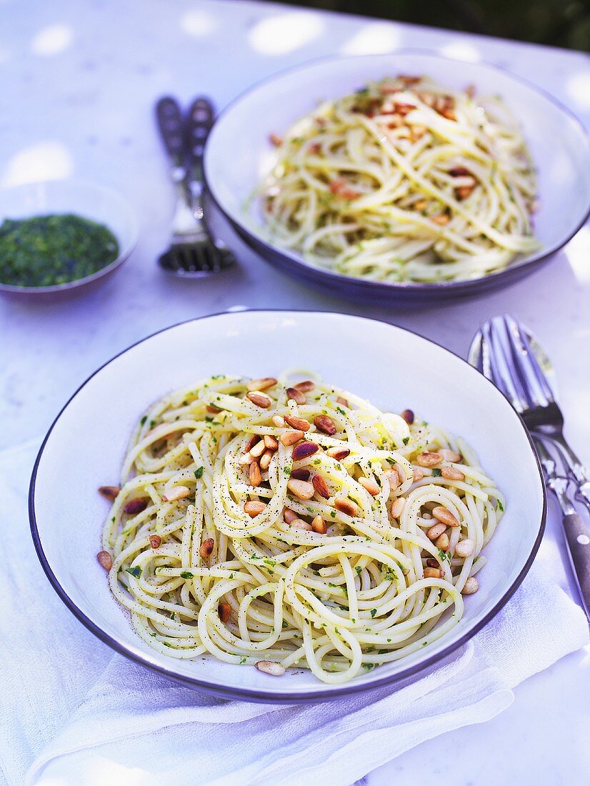 Spaghetti mit Pesto und Pinienkernen