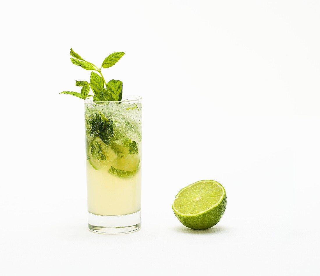 Mojito mit Limetten und Minze