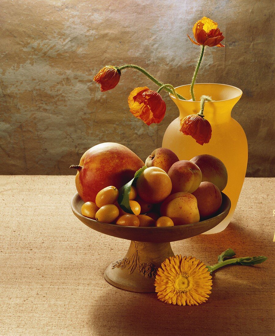 Früchtestilleben mit gelber Vase; Mohnblumen