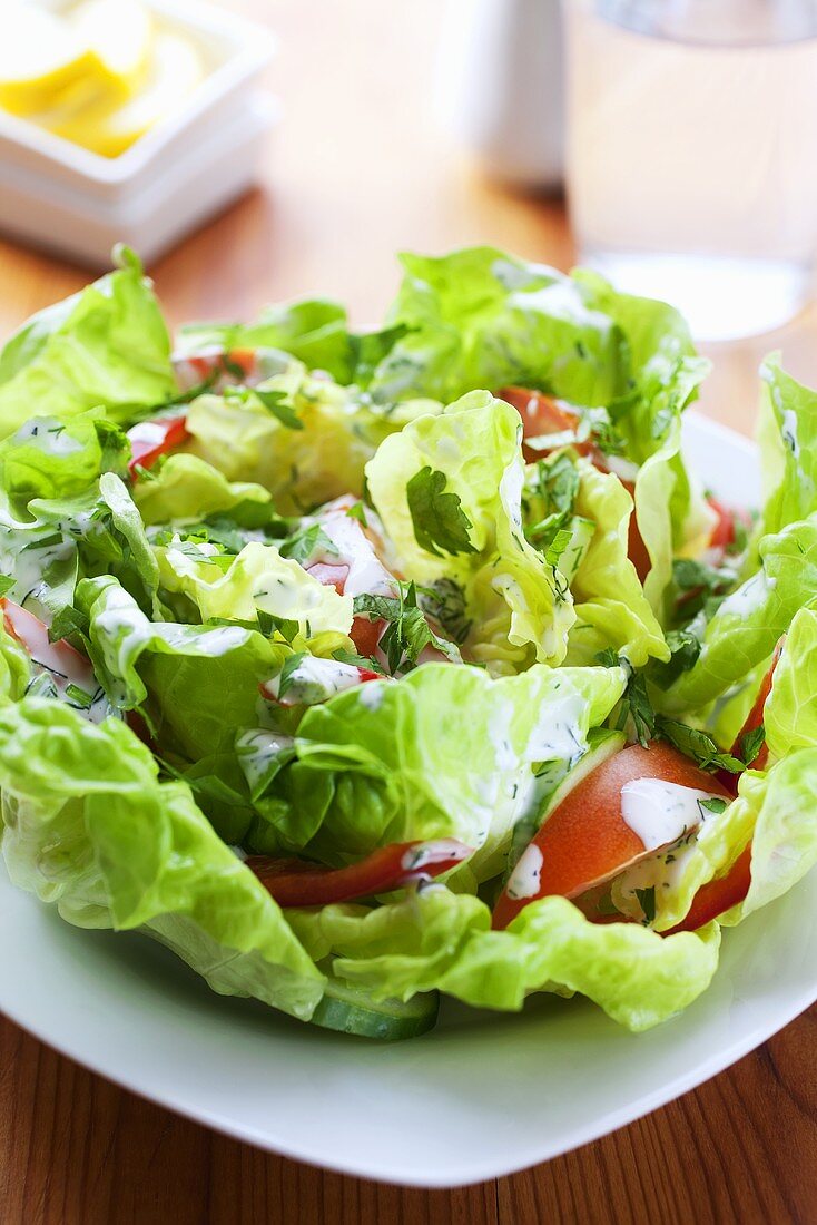 Kopfsalat mit Tomaten und Joghurtdressing