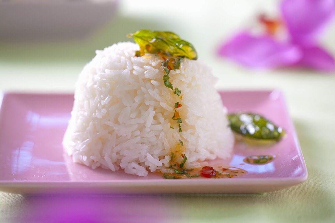 Reis mit Chilisauce und frittiertem Basilikum (Thailand)