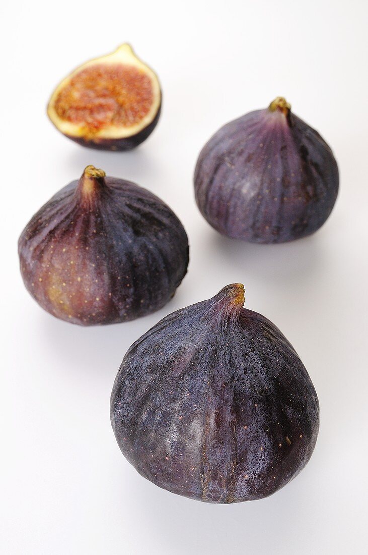 Red figs, whole and halved