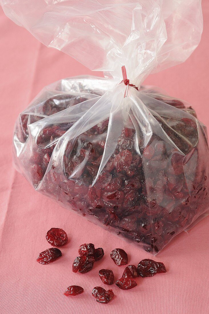 Getrocknete Cranberries in Plastiktüte