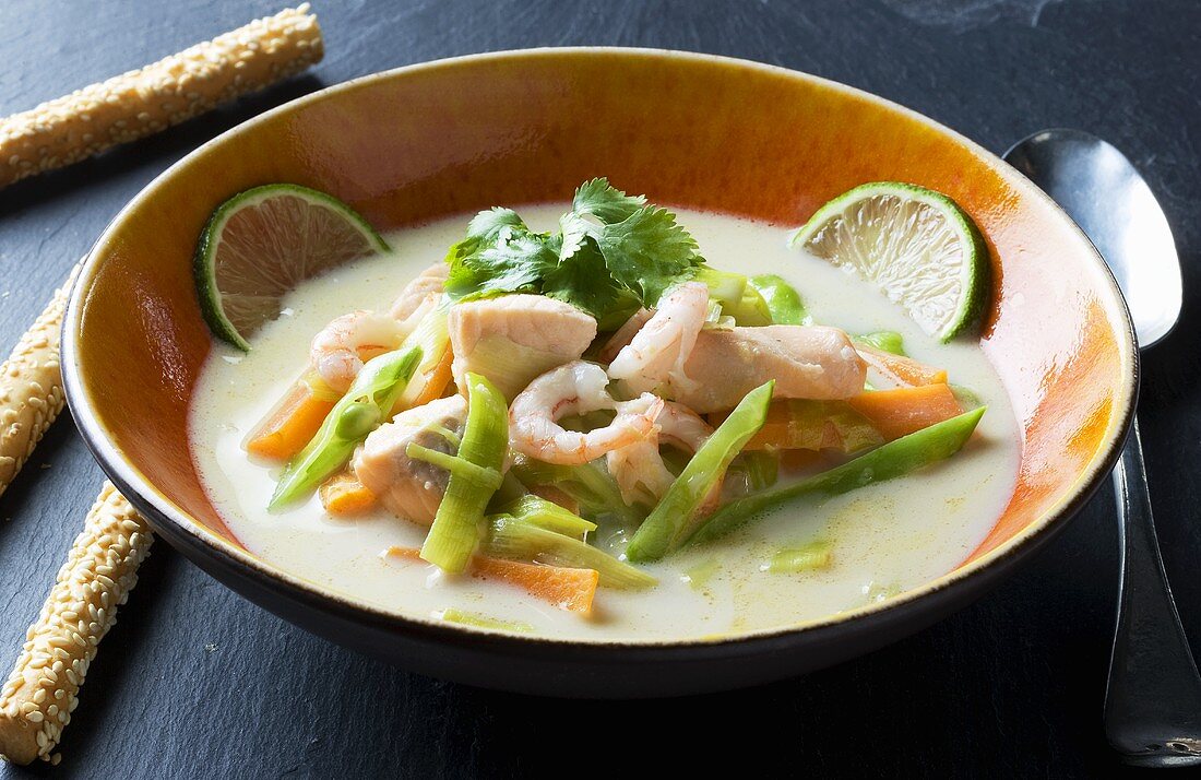 Kokossuppe mit Lachs und Garnelen (Thailand)