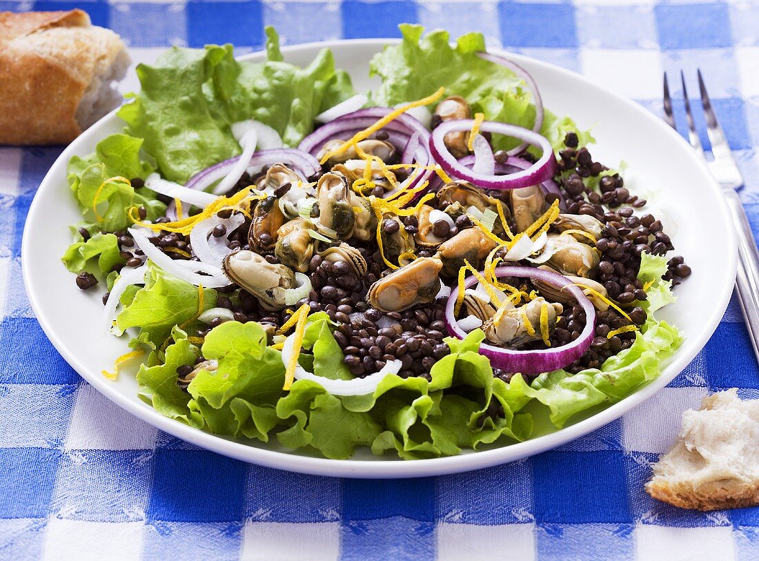 Lentil salad with mussels and onions