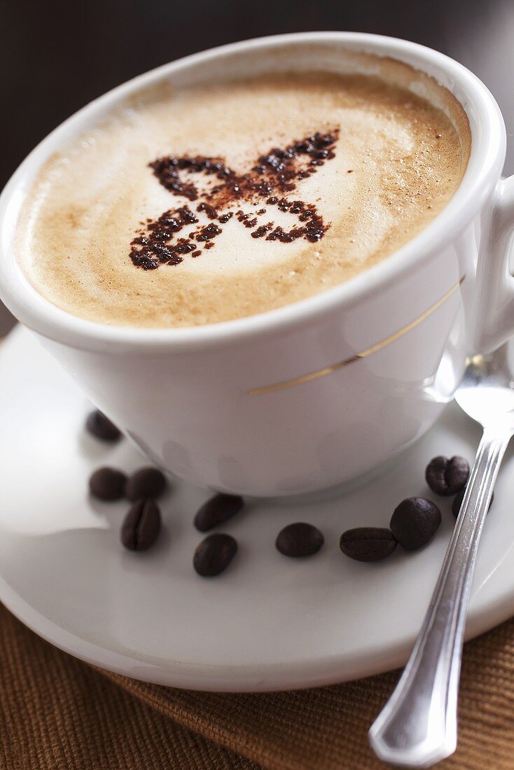 Cappuccino und Kaffeebohnen
