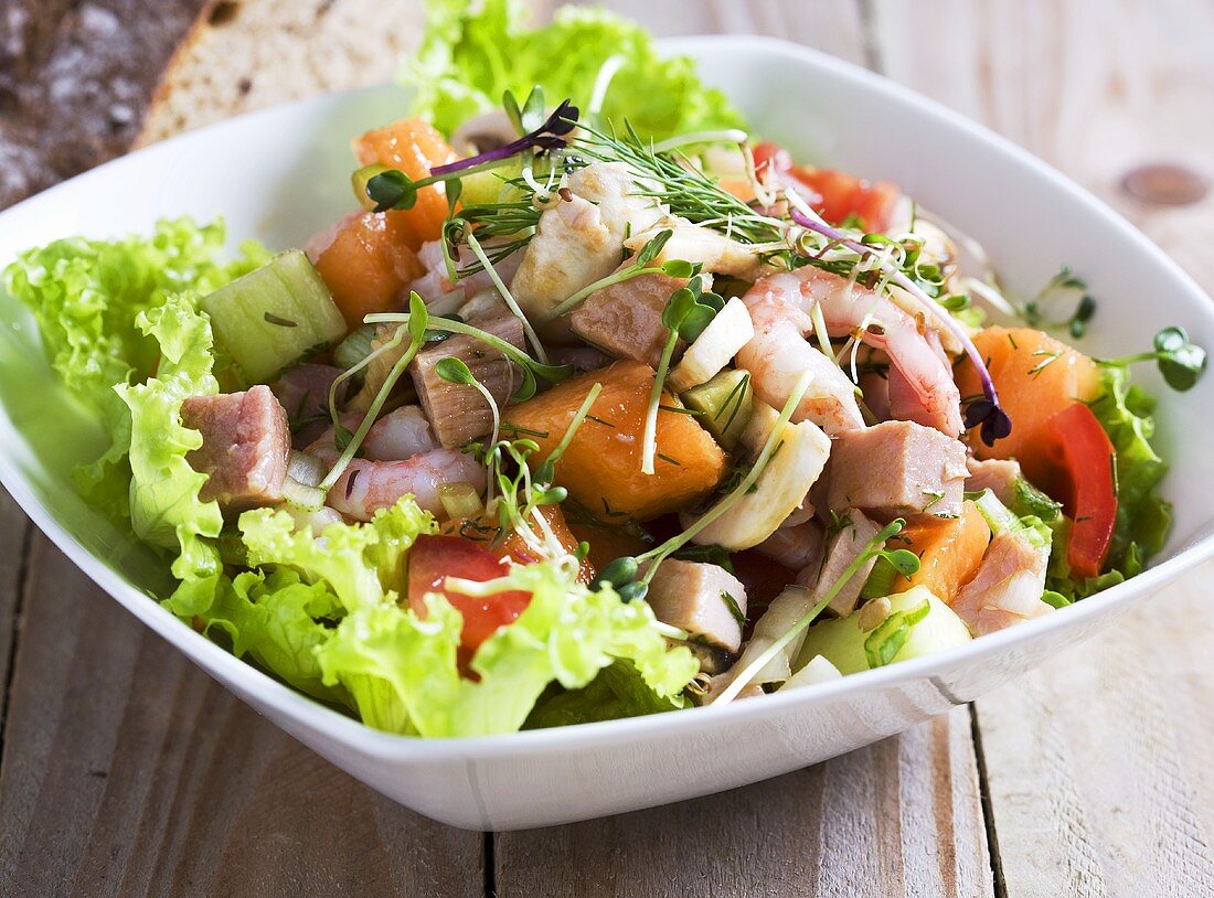 Schinkensalat mit Garnelen und Melone