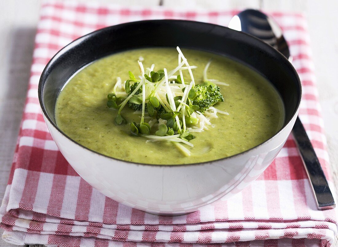 Broccoli soup with cress