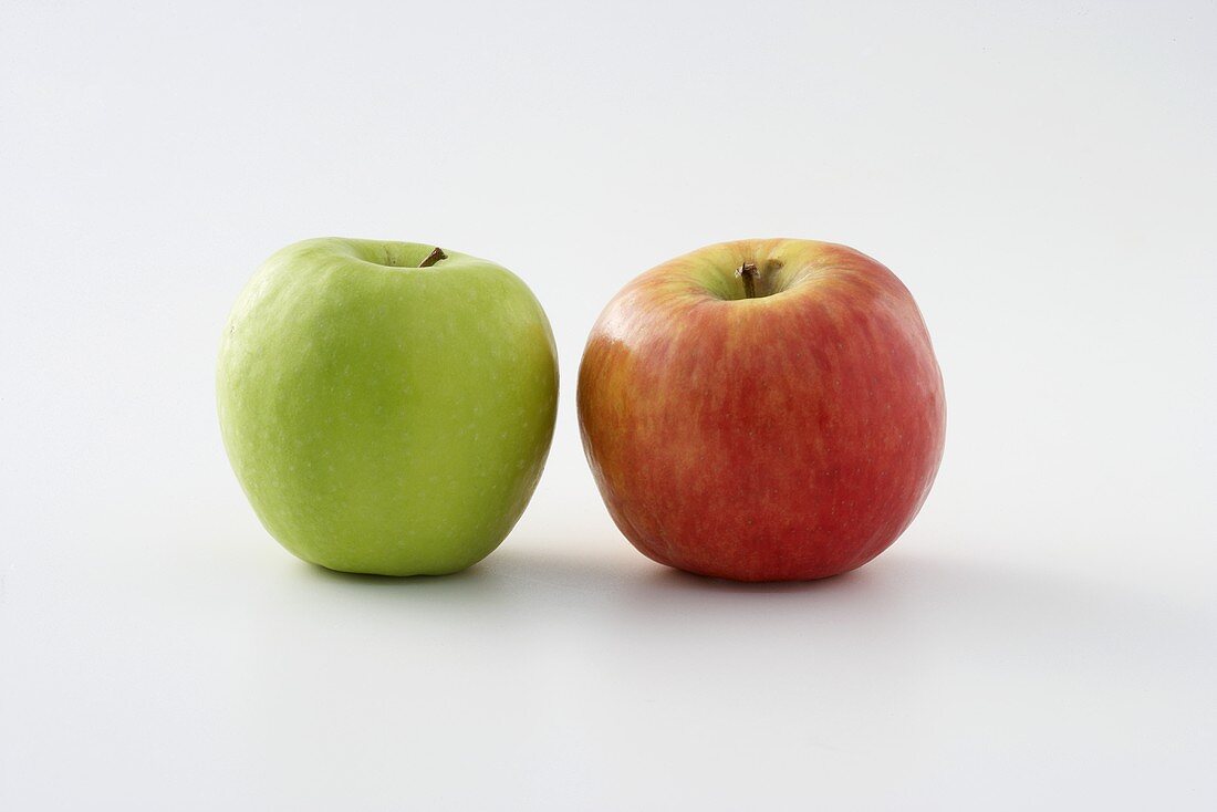 Zwei Äpfel (rot und grün)