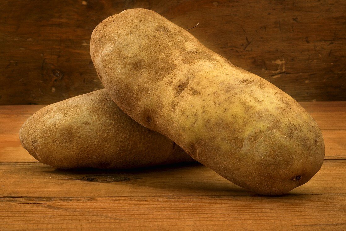 Zwei Kartoffeln auf Holztisch