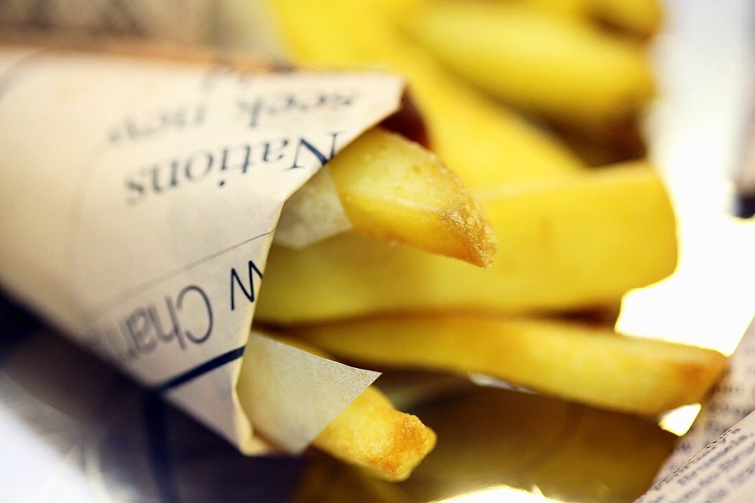 Pommes frites in Zeitungspapier