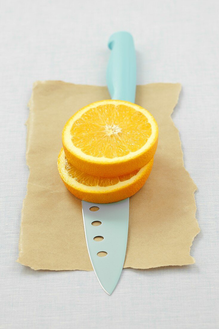 Zwei Orangenscheiben auf Messer