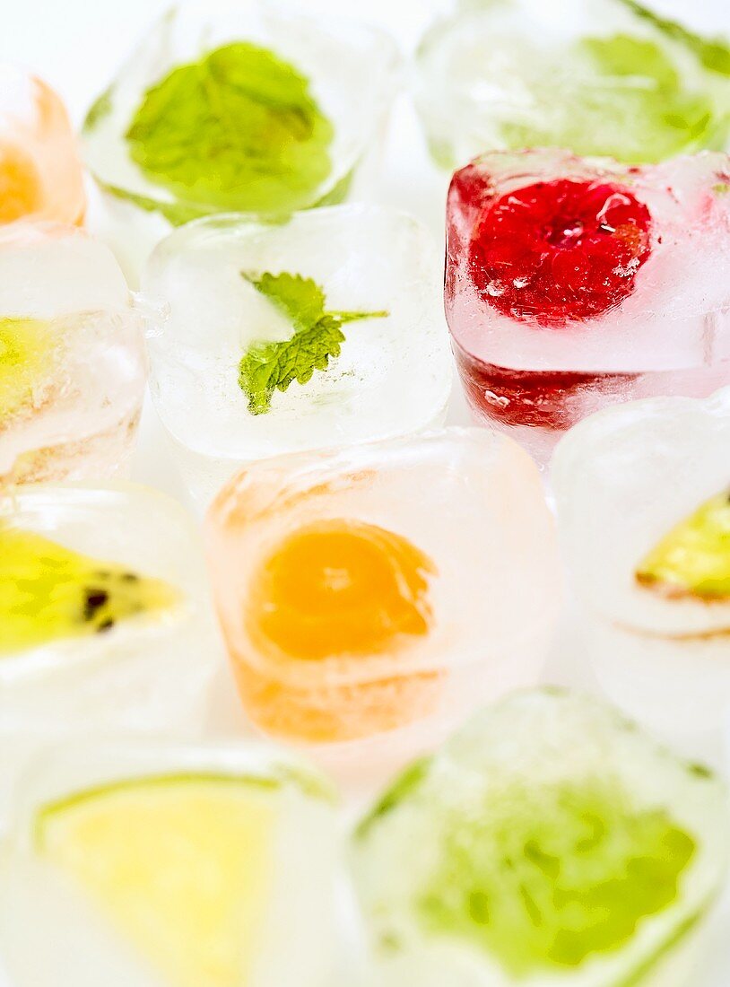 Eiswürfel mit Früchten und Kräutern