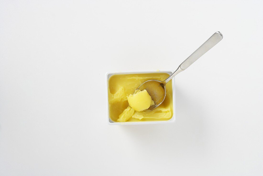 Butterschmalz im Schälchen mit Löffel