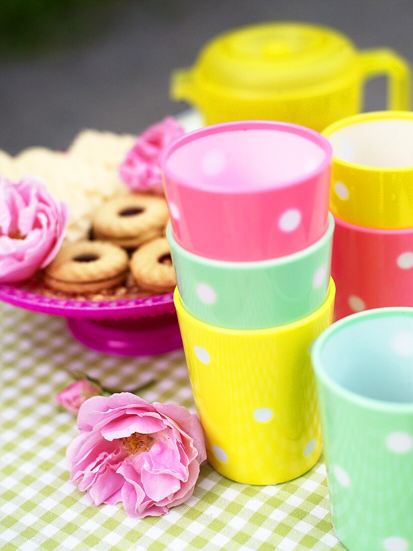 Marmeladenplätzchen und gepunktete Becher