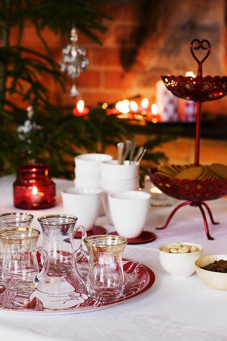 Gedeckter Weihnachtstisch mit Keksen, Gläsern und Bechern