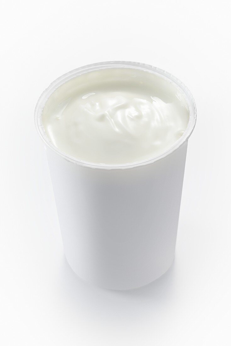 Joghurt im Plastikbecher