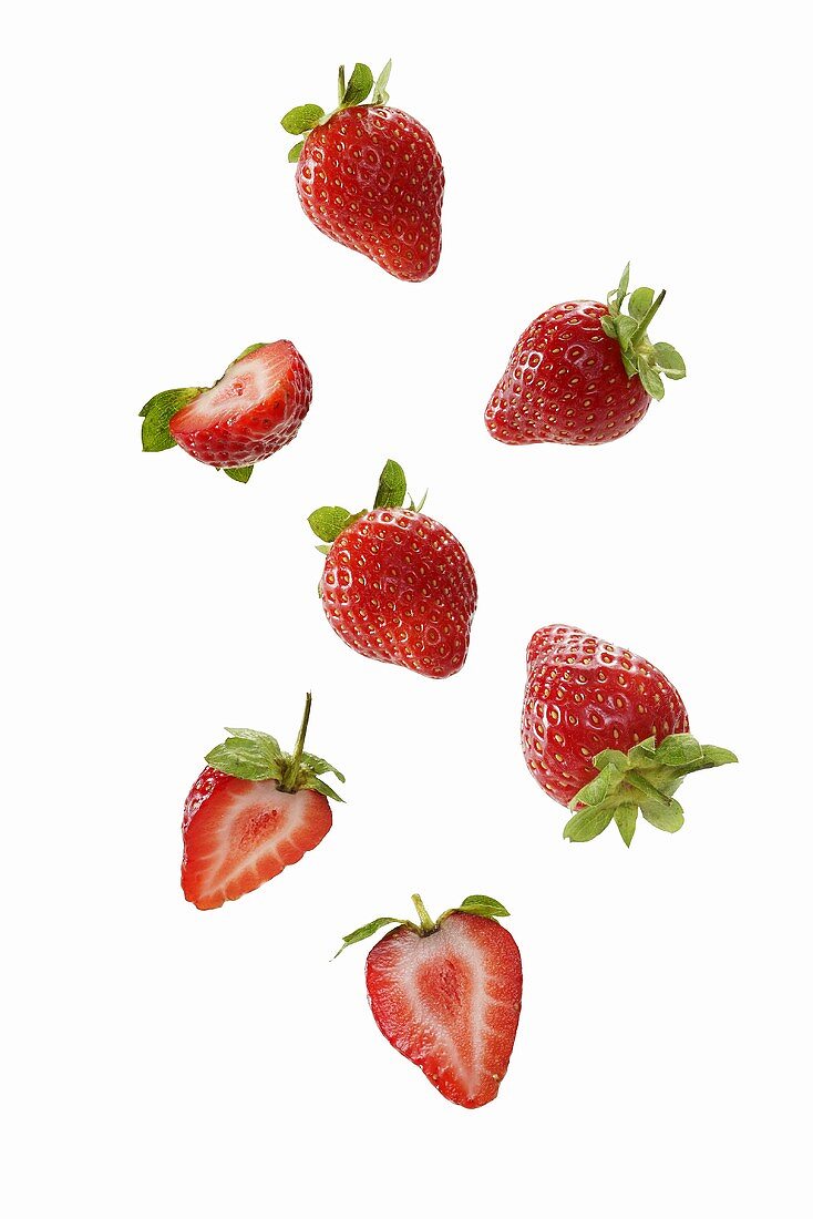 Erdbeeren, ganz und halbiert