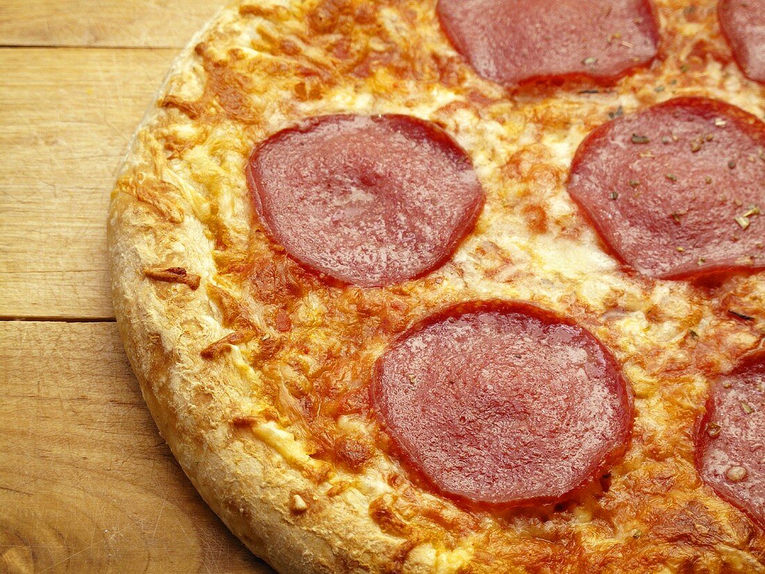 Pizza mit Salami (Ausschnitt)