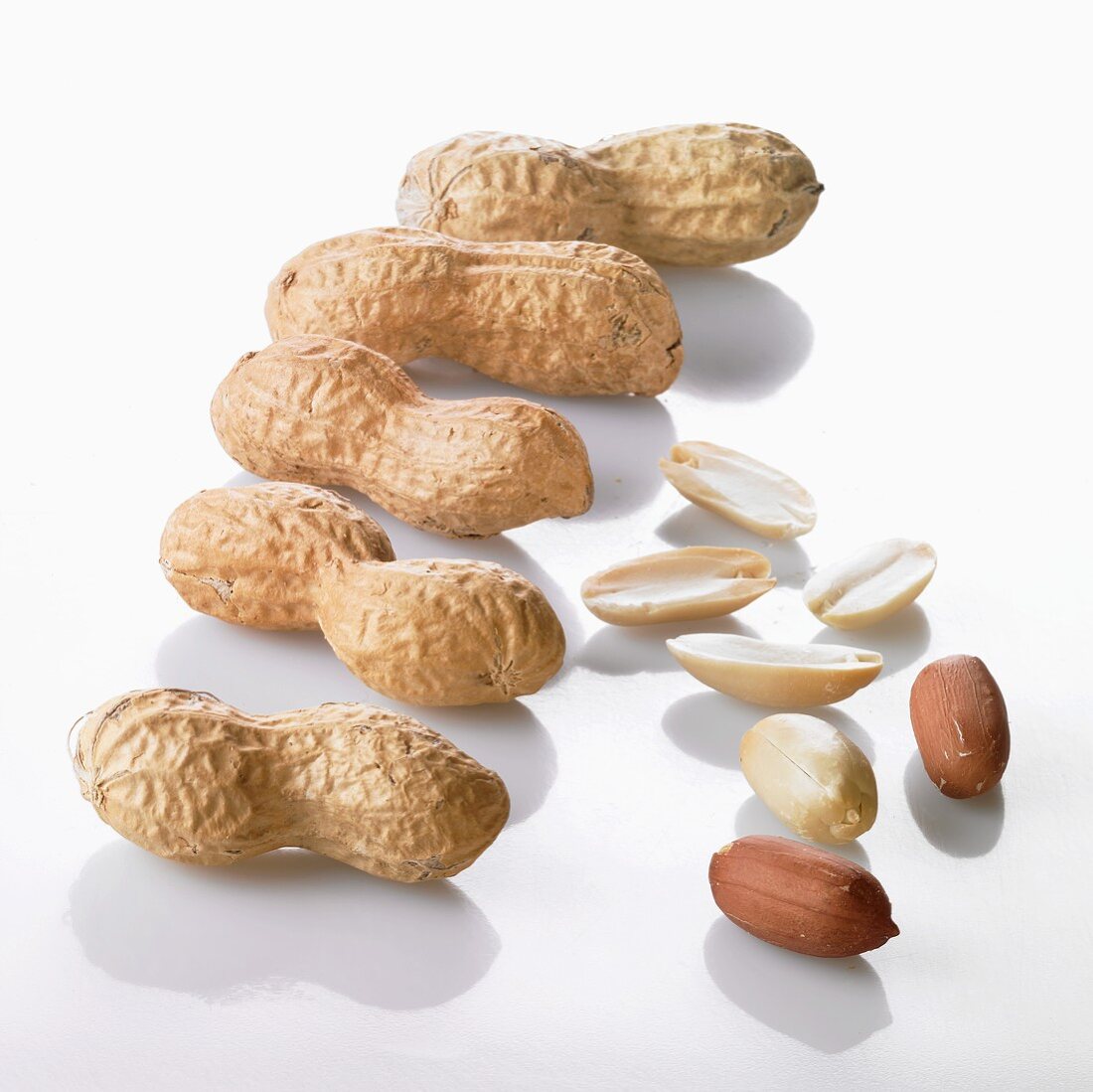 Shelled and unshelled peanuts