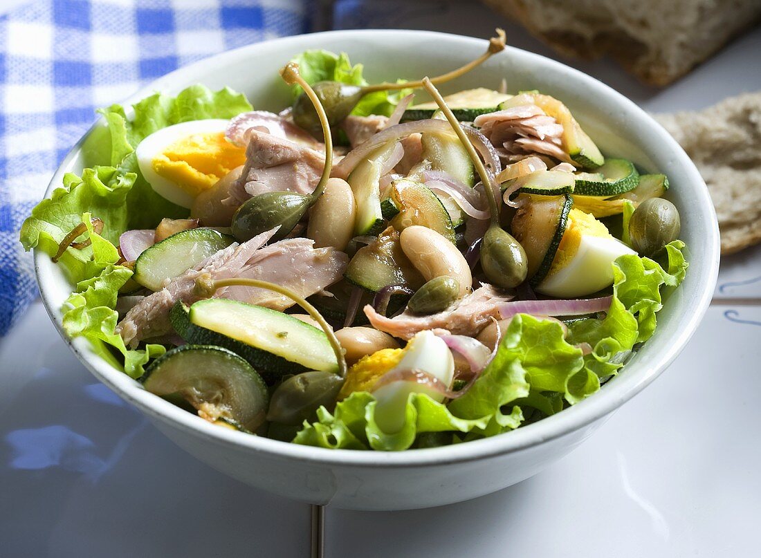 Thunfischsalat mit weissen Bohnen, Ei und Kapern