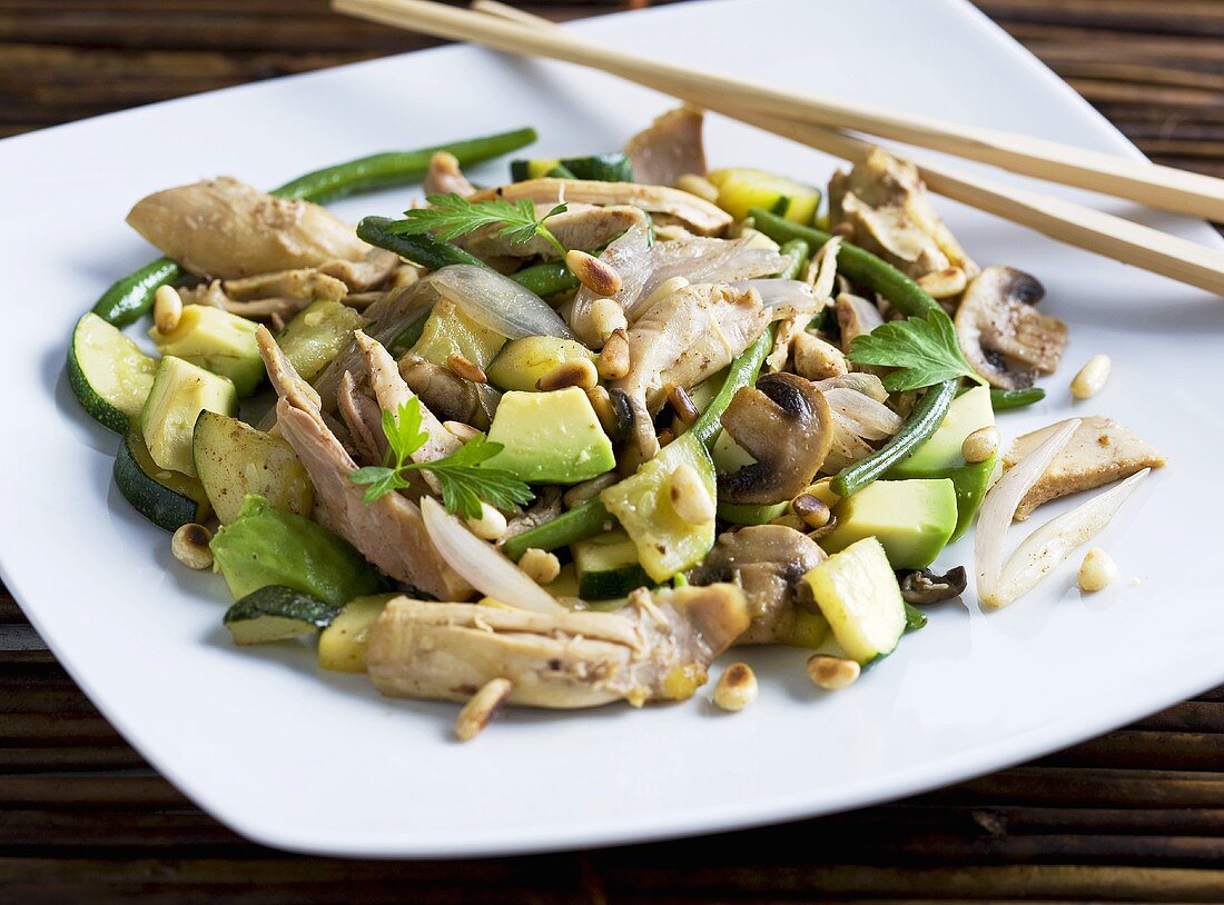 Hähnchenfilet mit Avocado, Zucchini, Schalotten und Pinienkernen (Asien)