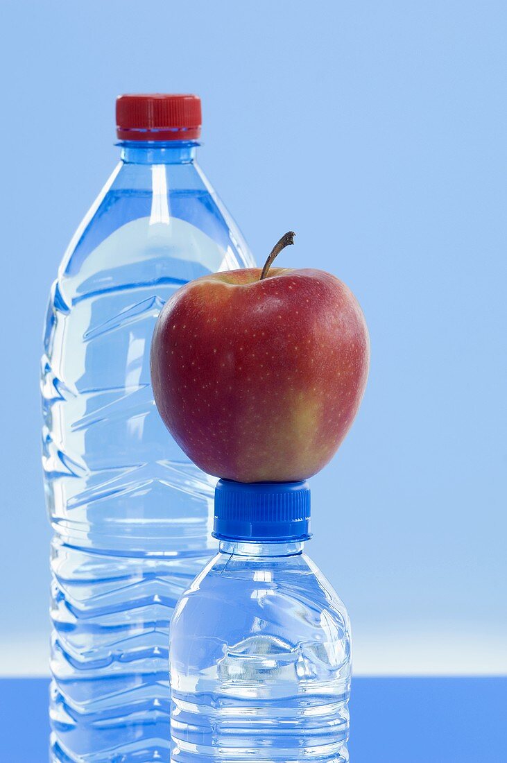 Mineralwasserflaschen und ein Elstar Apfel