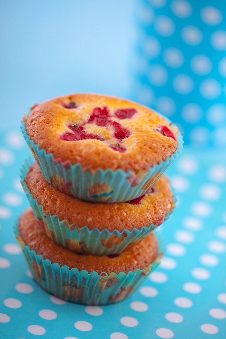 Drei Muffins mit roten Johannisbeeren, gestapelt