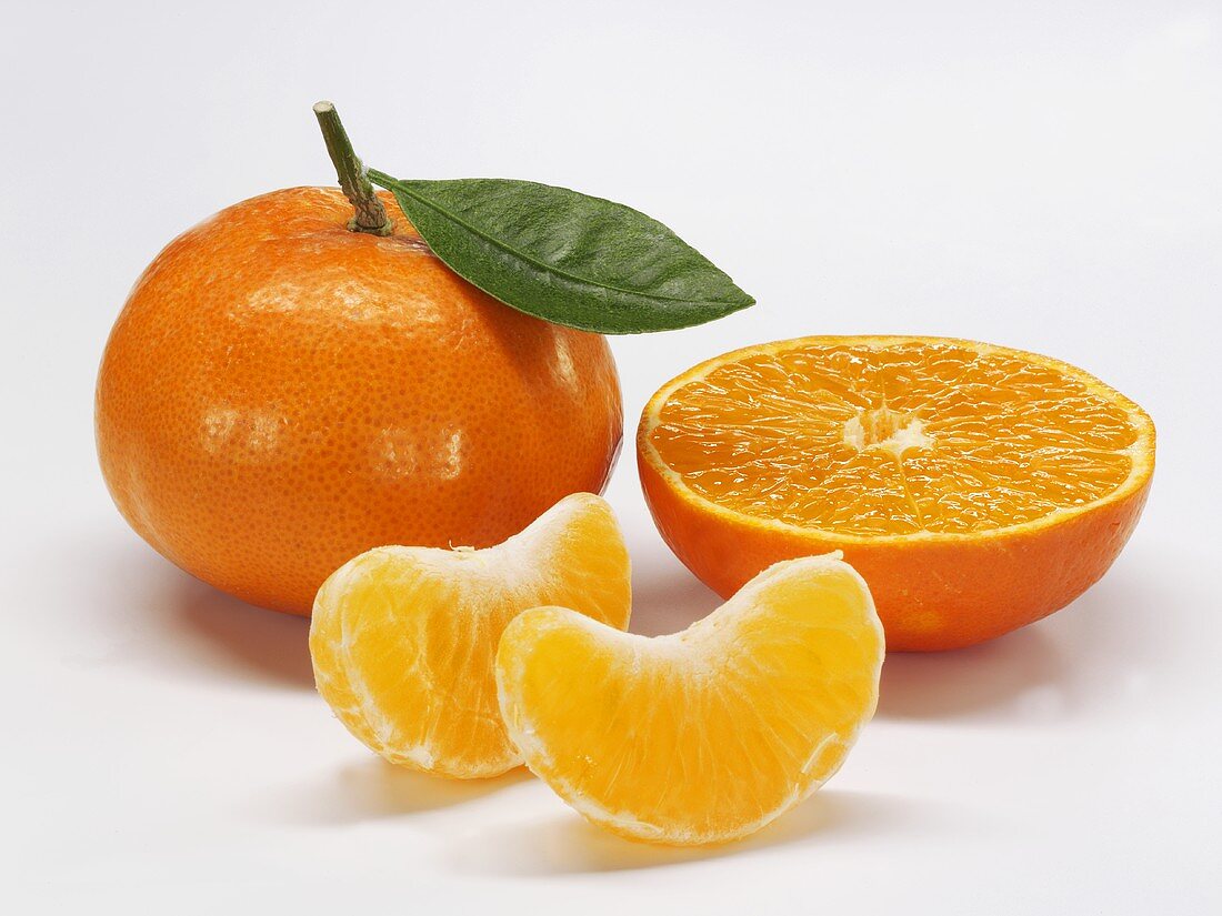 Mandarinen, ganz, halbiert und Mandarinenspalten
