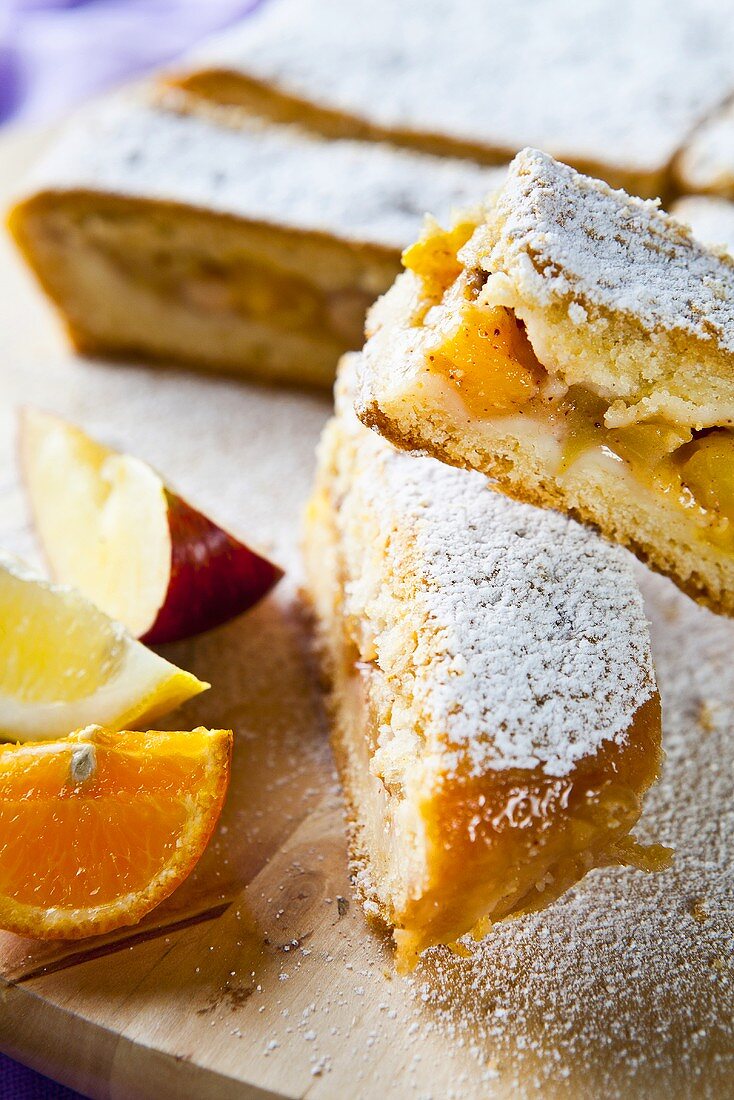 Obstkuchen mit Apfel, Orange und Zitrone